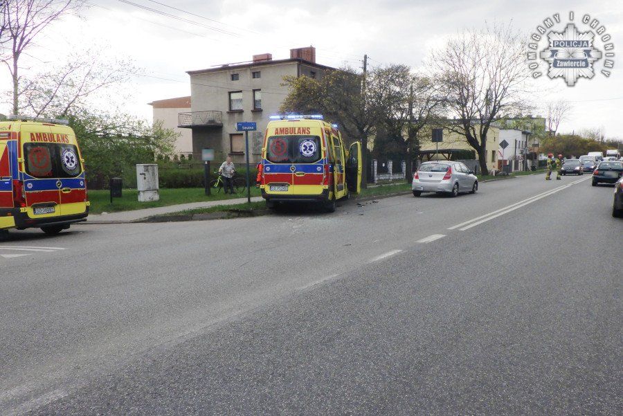 Niebezpieczne zdarzenie na DK78. Kolizja z udziałem karetki w Zawierciu. - galeria