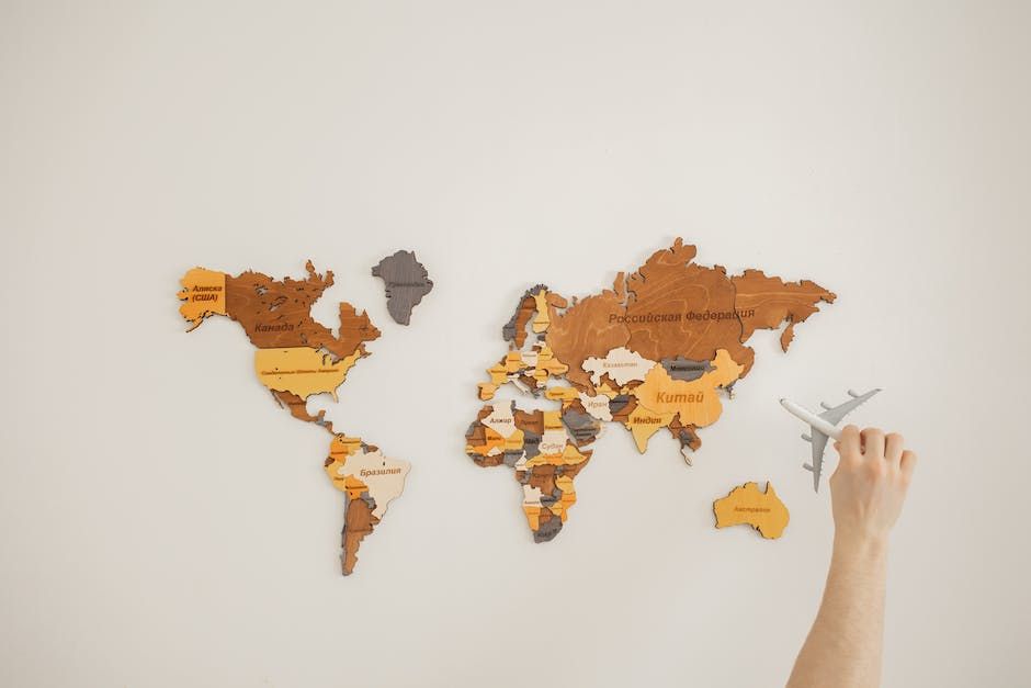 Drewniana mapa – jak wykorzystać ten dodatek w swoich wnętrzach? - galeria