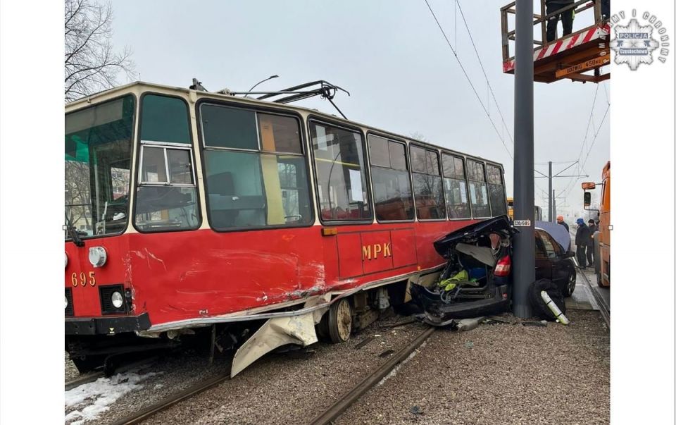 Kopiowanie i rozpowszechnianie zdjęć bez zgody autora zabronione. Groźna kolizja tramwaju z renault w Częstochowie - galeria