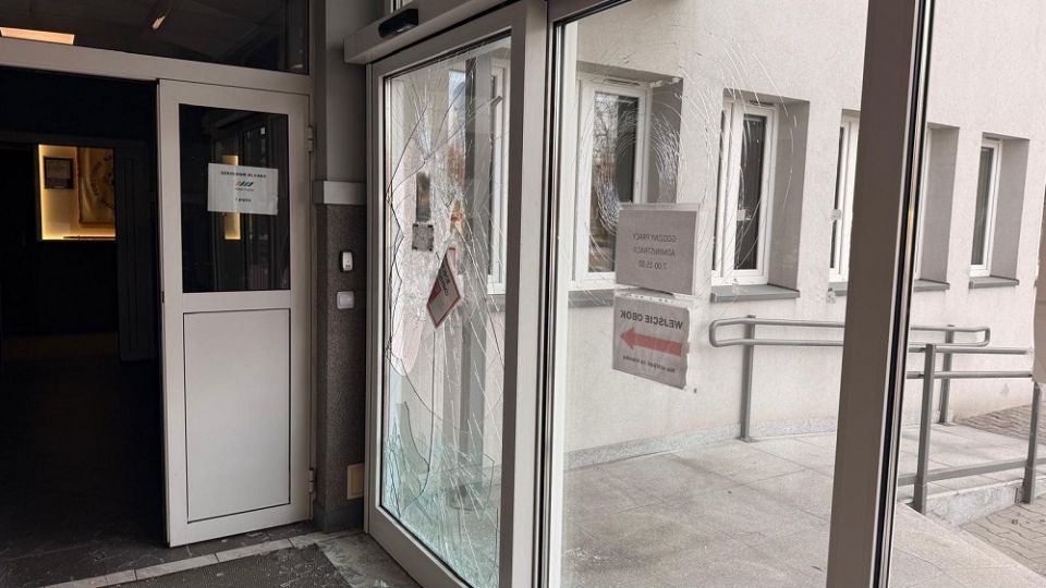 Atak na pogotowie w Katowicach! Agresor uzbrojony w metalową rurę zdewastował drzwi - galeria