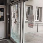 Atak na pogotowie w Katowicach! Agresor uzbrojony w metalową rurę zdewastował drzwi - galeria