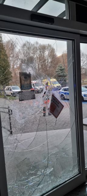 Atak na pogotowie w Katowicach! Agresor uzbrojony w metalową rurę zdewastował drzwi - galeria
