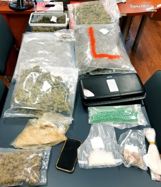 Narkotyki, broń i aresztowania – spektakularna akcja policji przeciw pseudokibicom! [FOTO] - galeria