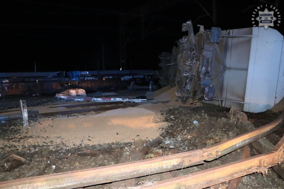 Zderzenie pociągów towarowych w Kuźni Raciborskiej. Maszynista w szpitalu - galeria