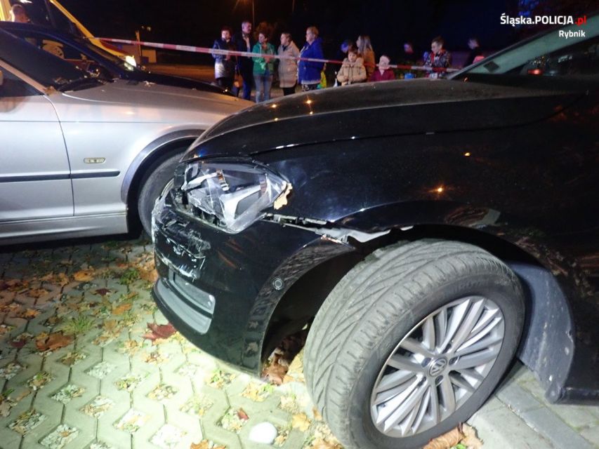 Kierowca z Ukrainy mając 3,5 promila uderzył w zaparkowane auta.  Podróżował z półrocznym dzieckiem - galeria