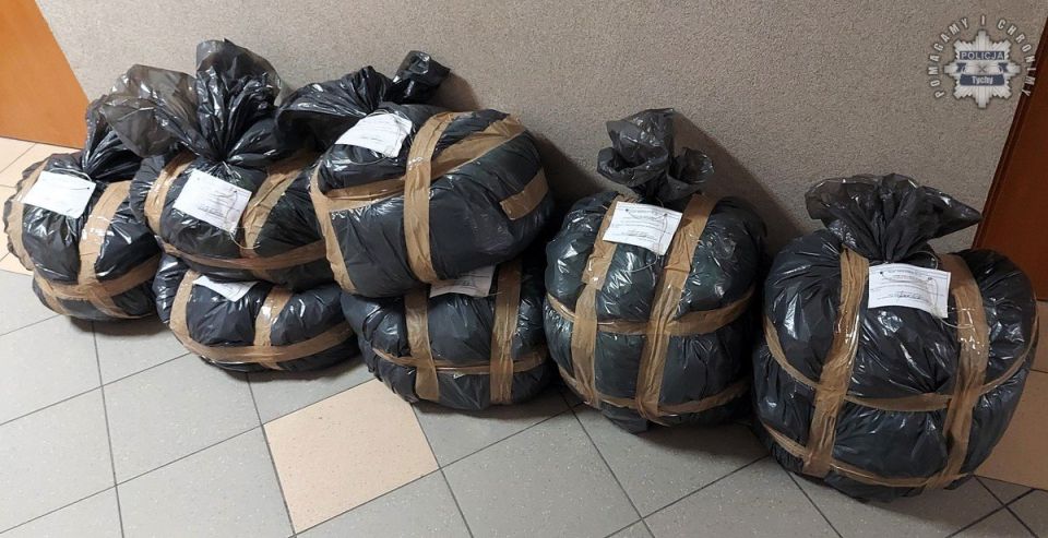 Nielegalny handel tytoniem w Bieruniu – 33 kg tytoniu bez polskich znaków akcyzy - galeria