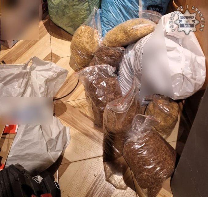 Nielegalny handel tytoniem w Bieruniu – 33 kg tytoniu bez polskich znaków akcyzy - galeria
