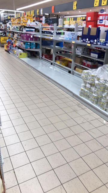 Koronawirus wywołuje coraz większą panikę. Klienci szturmują sklepy. Rząd uspokaja - galeria