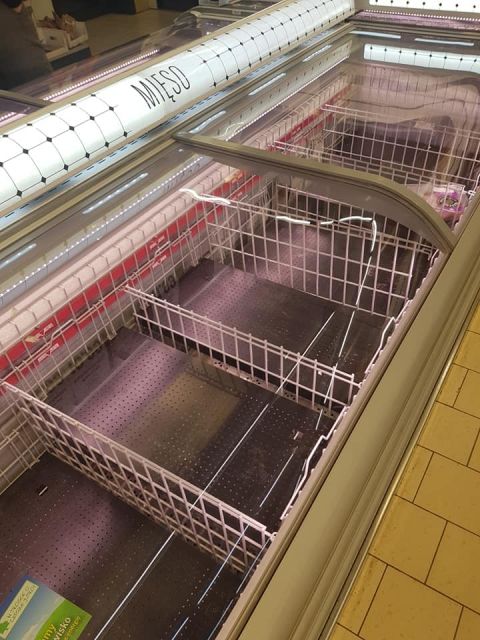 Koronawirus wywołuje coraz większą panikę. Klienci szturmują sklepy. Rząd uspokaja - galeria