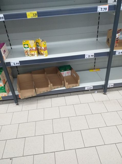 Koronawirus wywołuje coraz większą panikę. Klienci szturmują sklepy. Rząd uspokaja - galeria