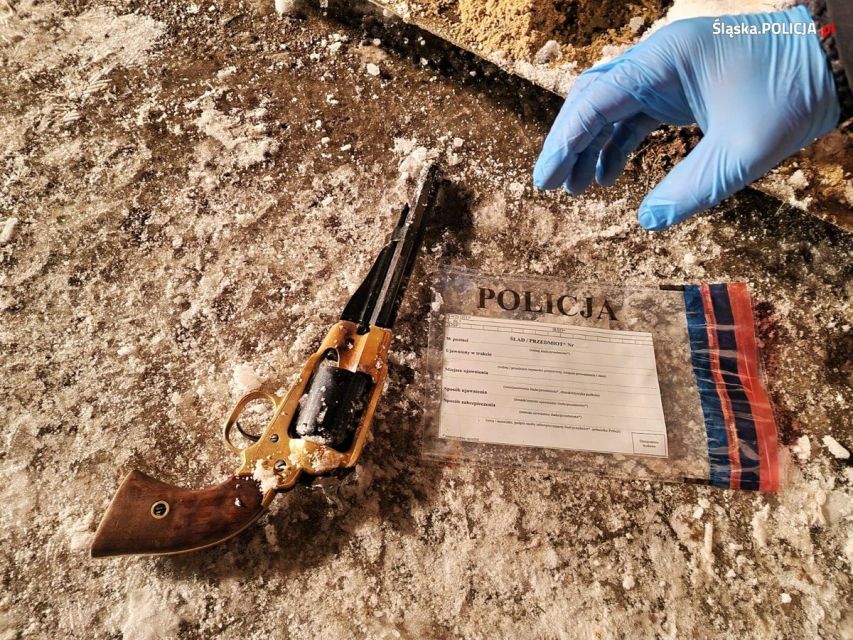 Kopiowanie i rozpowszechnianie zdjęć bez zgody autora zabronione. Pszczyna: Strzelał z rewolweru do policjantów. Ranny sprawca trafił do szpitala! - galeria