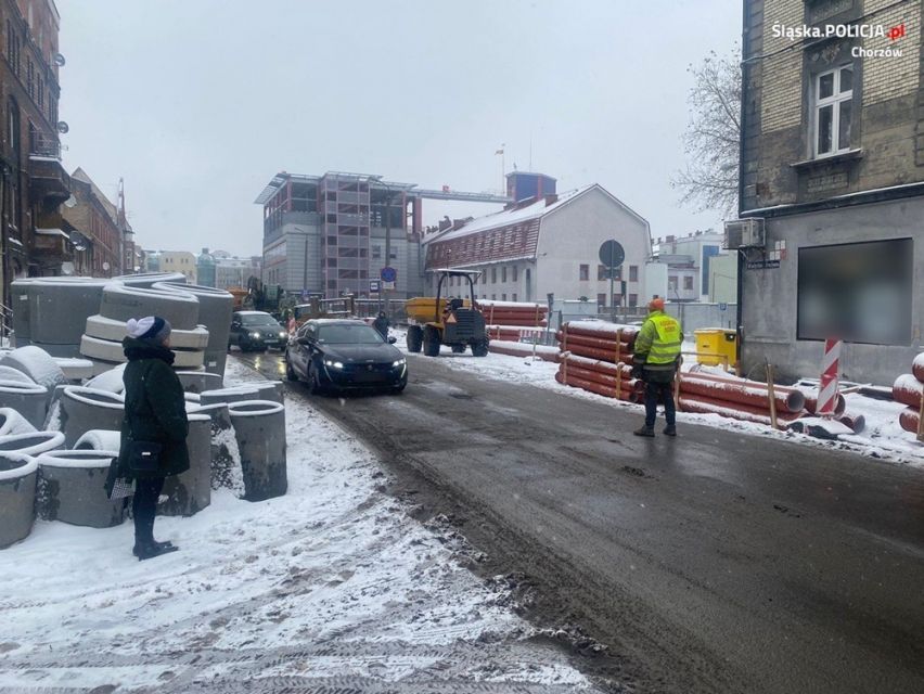 Kopiowanie i rozpowszechnianie zdjęć bez zgody autora zabronione. 48-latek bez uprawnień kierował ruchem w Chorzowie. Mężczyzna miał prawie promil alkoholu! - galeria