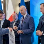 Kopiowanie i rozpowszechnianie zdjęć bez zgody autora zabronione. II edycja Marszałkowskiego Programu Poprawy Jakości Powietrza. Wręczono czeki na projekty - galeria