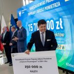 Kopiowanie i rozpowszechnianie zdjęć bez zgody autora zabronione. II edycja Marszałkowskiego Programu Poprawy Jakości Powietrza. Wręczono czeki na projekty - galeria
