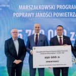 Kopiowanie i rozpowszechnianie zdjęć bez zgody autora zabronione. II edycja Marszałkowskiego Programu Poprawy Jakości Powietrza. Wręczono czeki na projekty - galeria