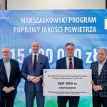 Kopiowanie i rozpowszechnianie zdjęć bez zgody autora zabronione. II edycja Marszałkowskiego Programu Poprawy Jakości Powietrza. Wręczono czeki na projekty - galeria