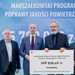 Kopiowanie i rozpowszechnianie zdjęć bez zgody autora zabronione. II edycja Marszałkowskiego Programu Poprawy Jakości Powietrza. Wręczono czeki na projekty - galeria