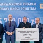 Kopiowanie i rozpowszechnianie zdjęć bez zgody autora zabronione. II edycja Marszałkowskiego Programu Poprawy Jakości Powietrza. Wręczono czeki na projekty - galeria