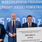 Kopiowanie i rozpowszechnianie zdjęć bez zgody autora zabronione. II edycja Marszałkowskiego Programu Poprawy Jakości Powietrza. Wręczono czeki na projekty - galeria