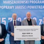 Kopiowanie i rozpowszechnianie zdjęć bez zgody autora zabronione. II edycja Marszałkowskiego Programu Poprawy Jakości Powietrza. Wręczono czeki na projekty - galeria