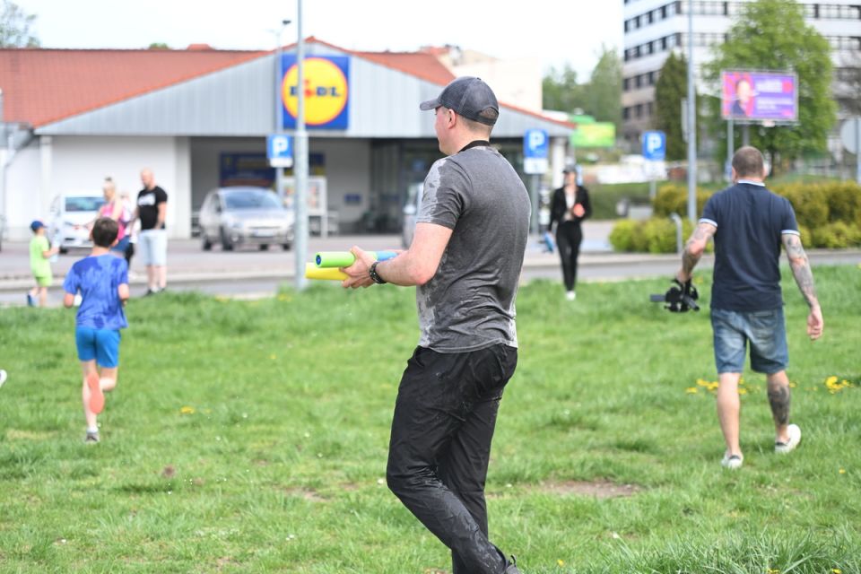 Śmigus-Dyngus w Chorzowie jak za dawnych lat! Wodne bitwy przyciągnęły tłumy - galeria