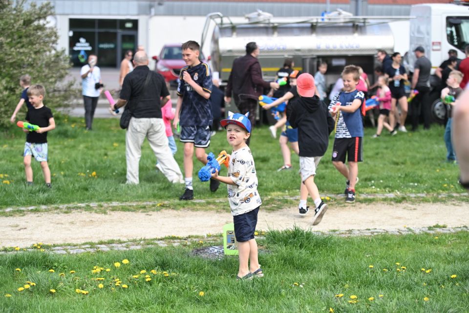 Śmigus-Dyngus w Chorzowie jak za dawnych lat! Wodne bitwy przyciągnęły tłumy - galeria