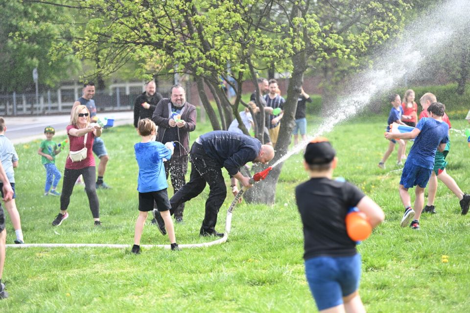 Śmigus-Dyngus w Chorzowie jak za dawnych lat! Wodne bitwy przyciągnęły tłumy - galeria