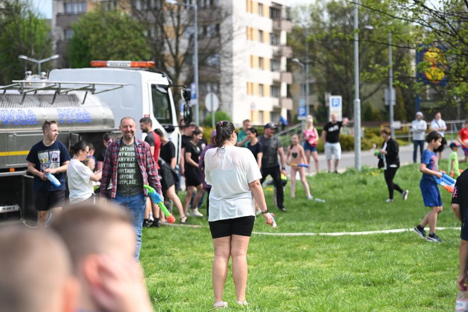 Śmigus-Dyngus w Chorzowie jak za dawnych lat! Wodne bitwy przyciągnęły tłumy - galeria