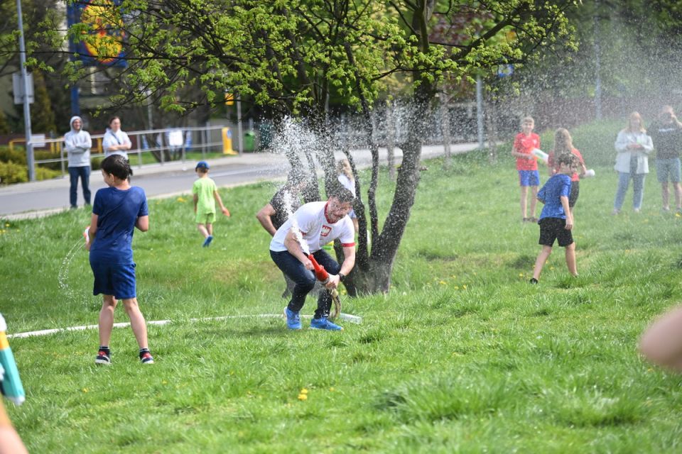 Śmigus-Dyngus w Chorzowie jak za dawnych lat! Wodne bitwy przyciągnęły tłumy - galeria