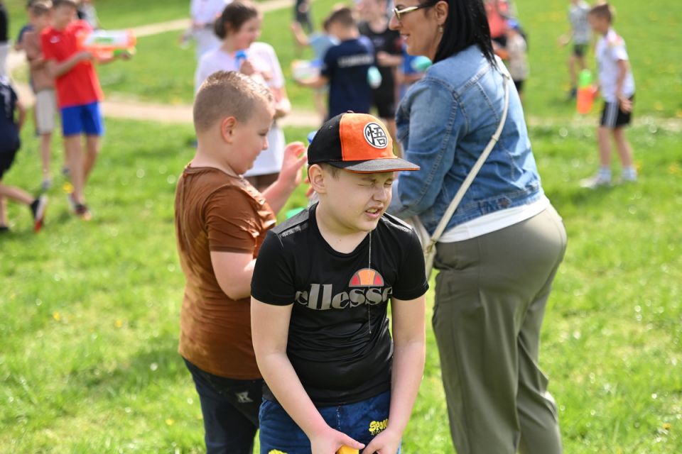 Śmigus-Dyngus w Chorzowie jak za dawnych lat! Wodne bitwy przyciągnęły tłumy - galeria