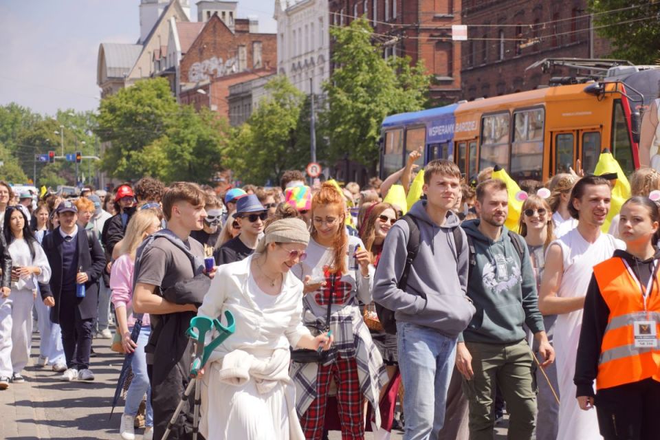 Studenci przejęli klucze do miasta! Ulicami Katowic przeszedł Wielki Korowód Studencki! - galeria
