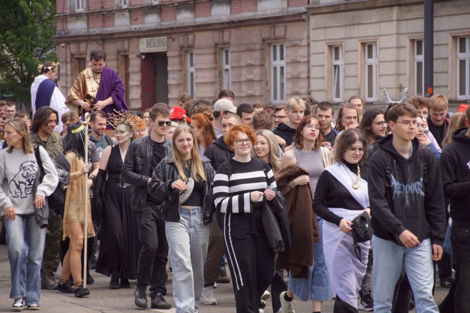 Studenci przejęli klucze do miasta! Ulicami Katowic przeszedł Wielki Korowód Studencki! - galeria