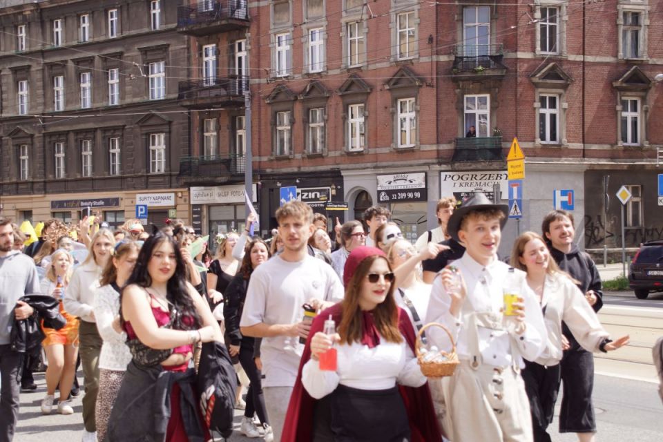 Studenci przejęli klucze do miasta! Ulicami Katowic przeszedł Wielki Korowód Studencki! - galeria