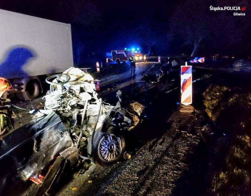Tragiczny wypadek na drodze w Zacharzowicach. Zginął kierowca osobówki! - galeria