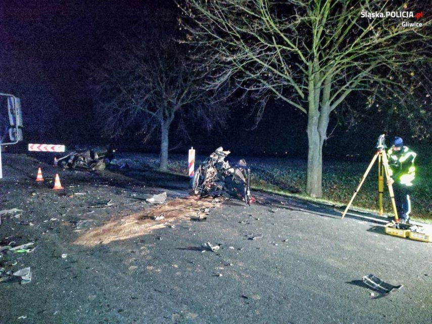 Kopiowanie i rozpowszechnianie zdjęć bez zgody autora zabronione. Tragiczny wypadek na drodze w Zacharzowicach. Zginął kierowca osobówki! - galeria