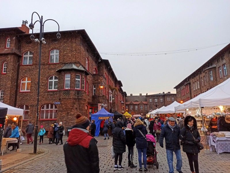 Nikiszowiec to magiczne miejsce na mapie Katowic. Od lat odbywa się tu wyjątkowy jarmark bożonarodzeniowy - galeria