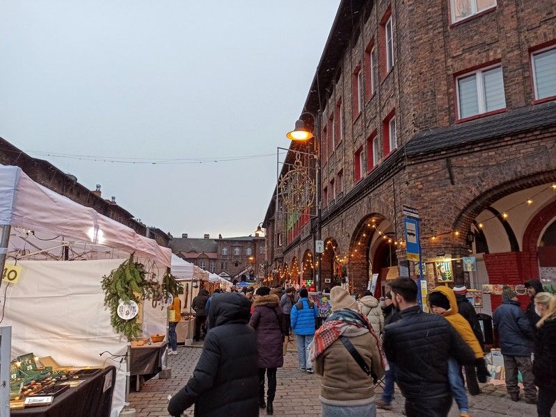Nikiszowiec to magiczne miejsce na mapie Katowic. Od lat odbywa się tu wyjątkowy jarmark bożonarodzeniowy - galeria