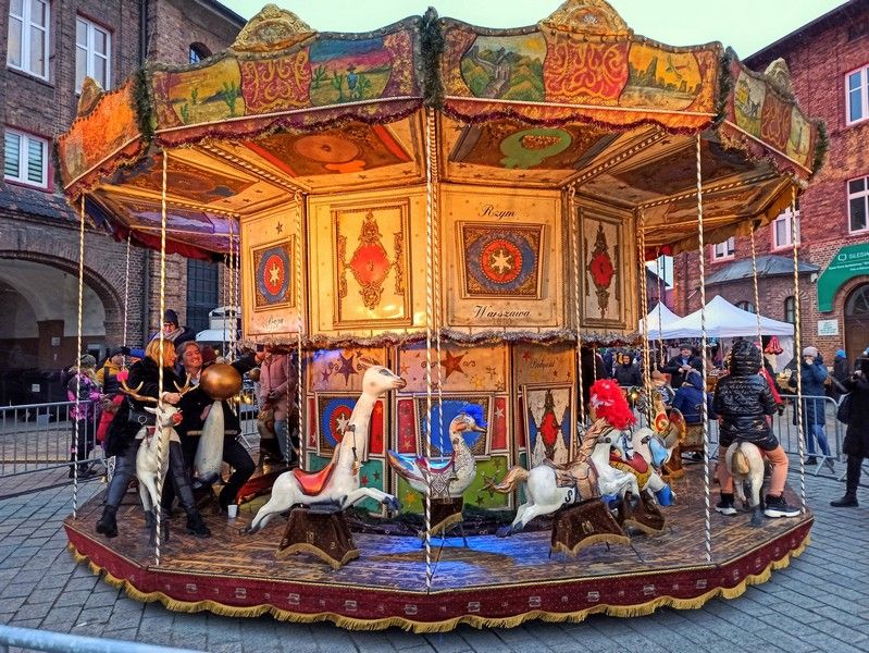 Kopiowanie i rozpowszechnianie zdjęć bez zgody autora zabronione. Nikiszowiec to magiczne miejsce na mapie Katowic. Od lat odbywa się tu wyjątkowy jarmark bożonarodzeniowy - galeria