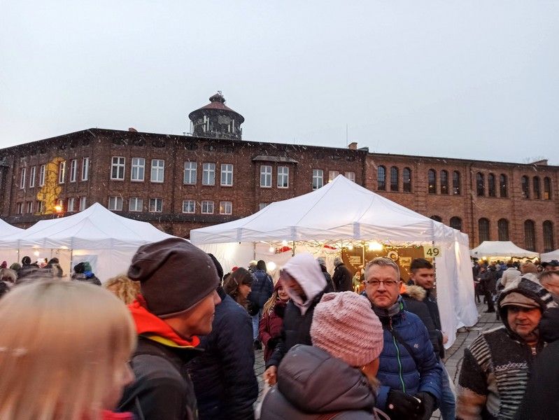 Nikiszowiec to magiczne miejsce na mapie Katowic. Od lat odbywa się tu wyjątkowy jarmark bożonarodzeniowy - galeria