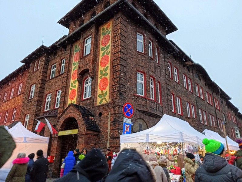 Nikiszowiec to magiczne miejsce na mapie Katowic. Od lat odbywa się tu wyjątkowy jarmark bożonarodzeniowy - galeria