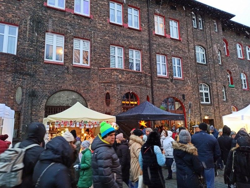 Nikiszowiec to magiczne miejsce na mapie Katowic. Od lat odbywa się tu wyjątkowy jarmark bożonarodzeniowy - galeria