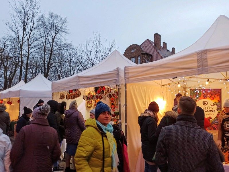 Nikiszowiec to magiczne miejsce na mapie Katowic. Od lat odbywa się tu wyjątkowy jarmark bożonarodzeniowy - galeria