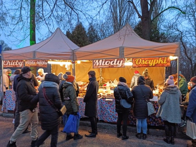 Nikiszowiec to magiczne miejsce na mapie Katowic. Od lat odbywa się tu wyjątkowy jarmark bożonarodzeniowy - galeria