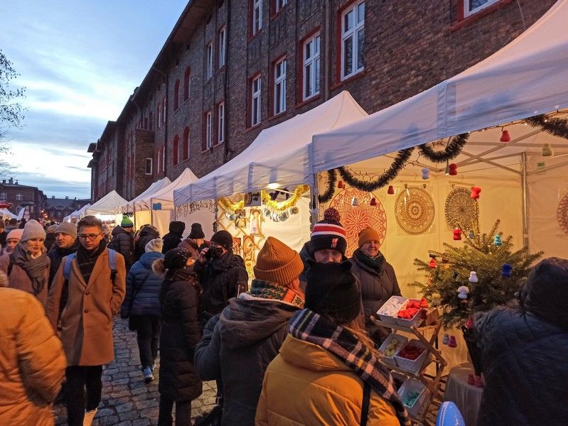 Nikiszowiec to magiczne miejsce na mapie Katowic. Od lat odbywa się tu wyjątkowy jarmark bożonarodzeniowy - galeria