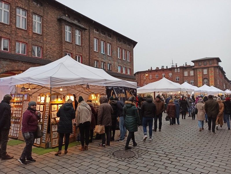 Nikiszowiec to magiczne miejsce na mapie Katowic. Od lat odbywa się tu wyjątkowy jarmark bożonarodzeniowy - galeria