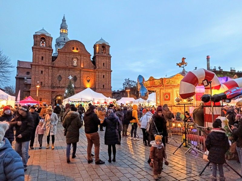Nikiszowiec to magiczne miejsce na mapie Katowic. Od lat odbywa się tu wyjątkowy jarmark bożonarodzeniowy - galeria