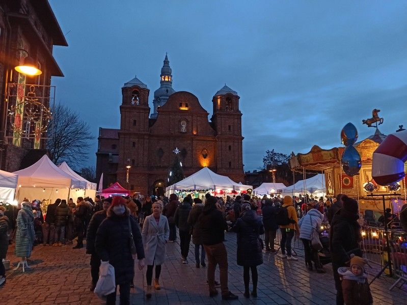 Nikiszowiec to magiczne miejsce na mapie Katowic. Od lat odbywa się tu wyjątkowy jarmark bożonarodzeniowy - galeria