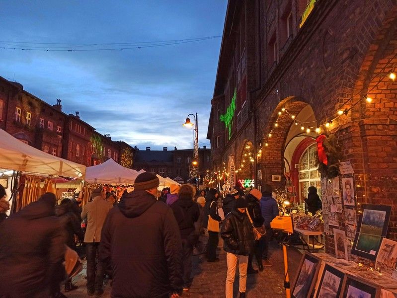 Nikiszowiec to magiczne miejsce na mapie Katowic. Od lat odbywa się tu wyjątkowy jarmark bożonarodzeniowy - galeria