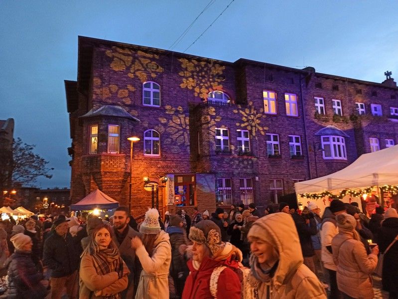 Nikiszowiec to magiczne miejsce na mapie Katowic. Od lat odbywa się tu wyjątkowy jarmark bożonarodzeniowy - galeria