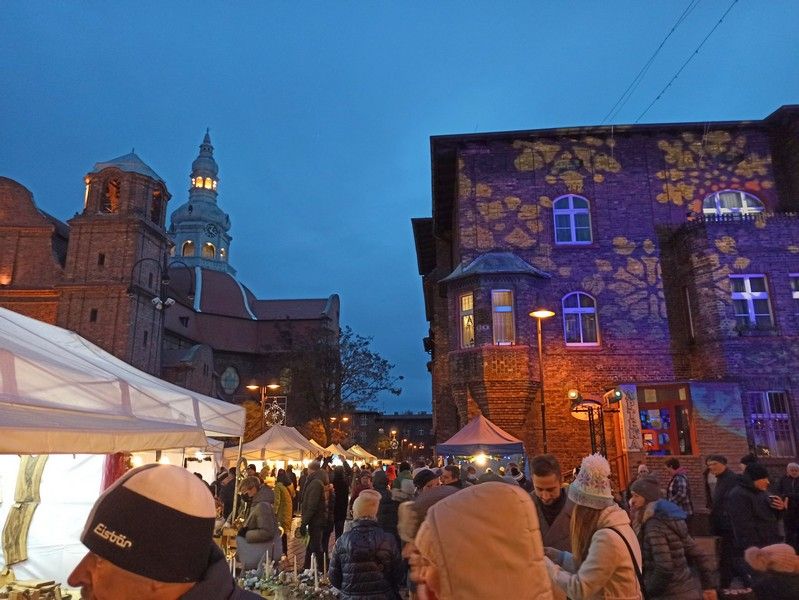 Nikiszowiec to magiczne miejsce na mapie Katowic. Od lat odbywa się tu wyjątkowy jarmark bożonarodzeniowy - galeria